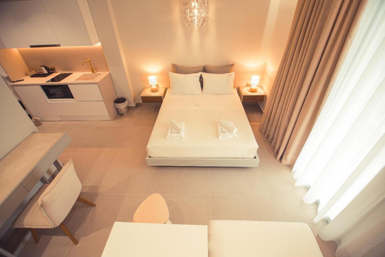 Io Luxury Pool & Hot Tub Suites Превеза Экстерьер фото