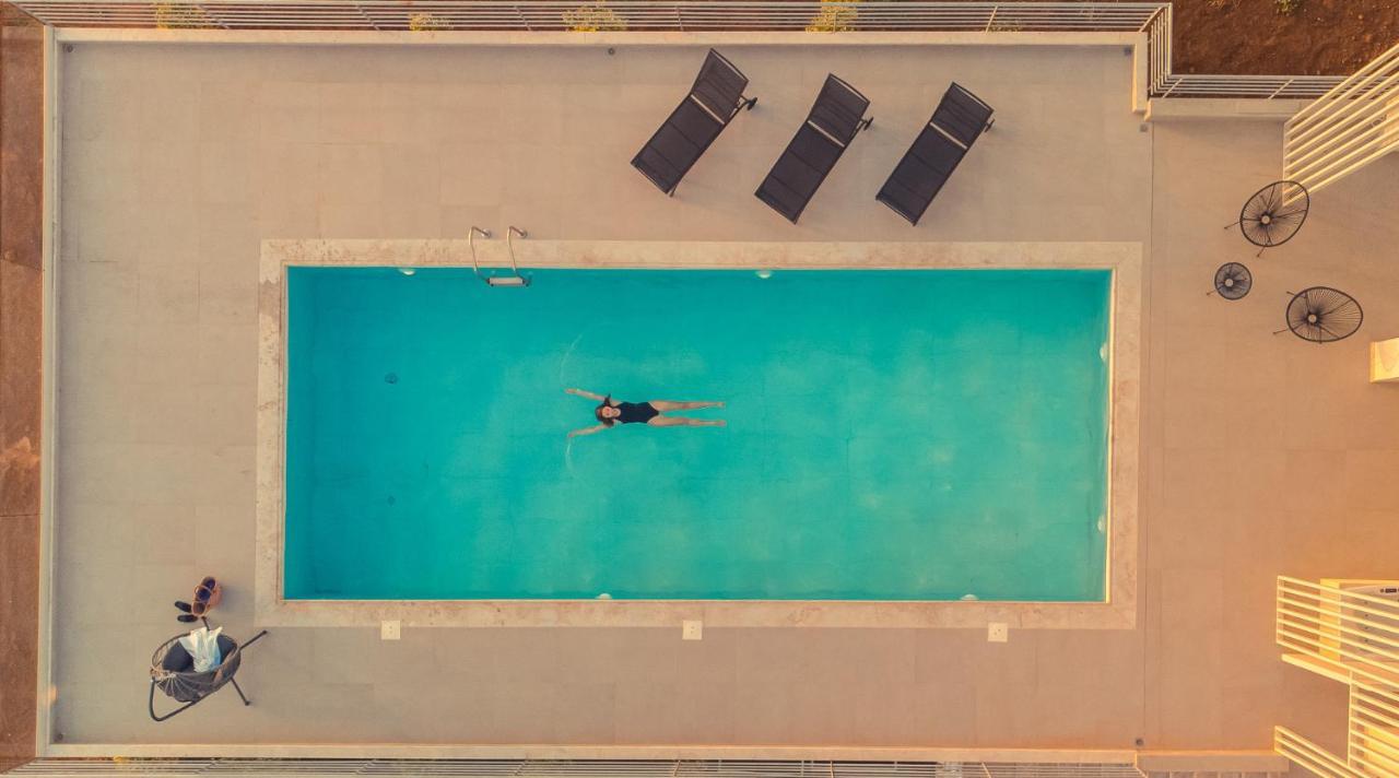 Io Luxury Pool & Hot Tub Suites Превеза Экстерьер фото
