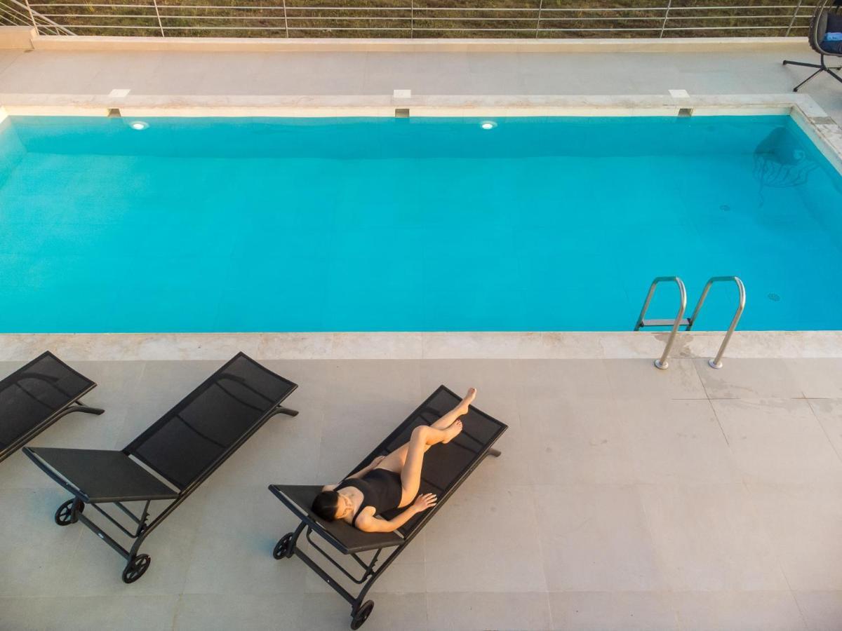 Io Luxury Pool & Hot Tub Suites Превеза Экстерьер фото