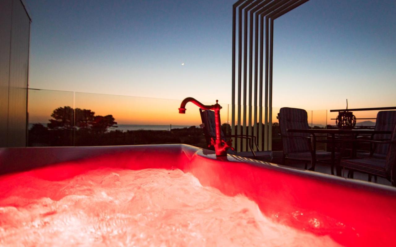 Io Luxury Pool & Hot Tub Suites Превеза Экстерьер фото