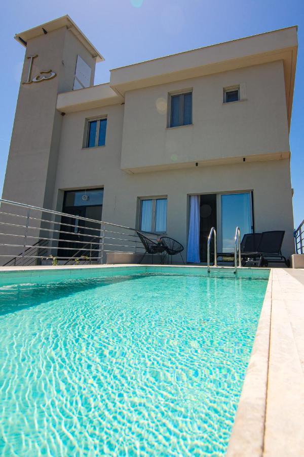 Io Luxury Pool & Hot Tub Suites Превеза Экстерьер фото