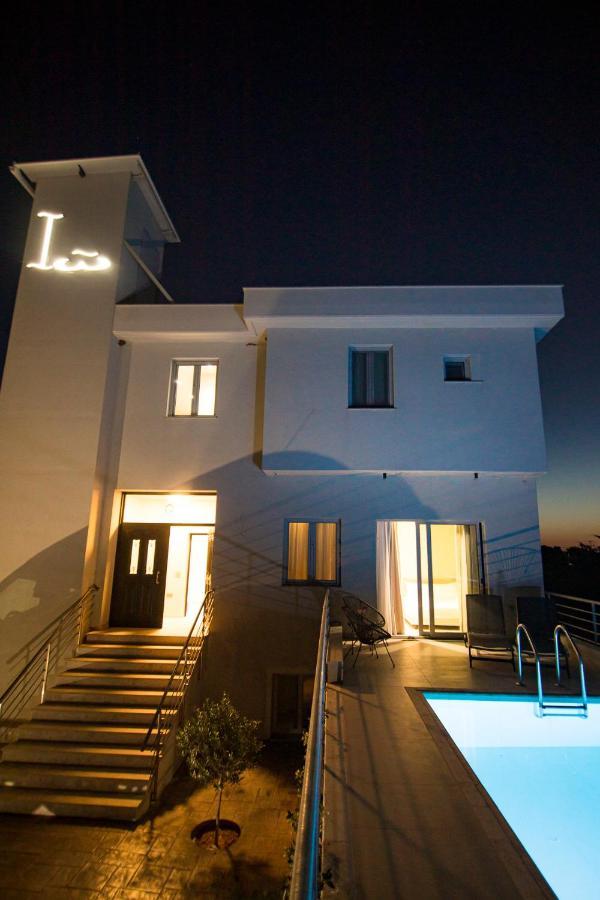 Io Luxury Pool & Hot Tub Suites Превеза Экстерьер фото